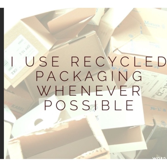 WELCOME! SCROLL ⬇️ FOR VINTAGE HARD GOODS, JEWELRY, CLOTHES, BAGS, & TREASURES! - Picture 4 of 16